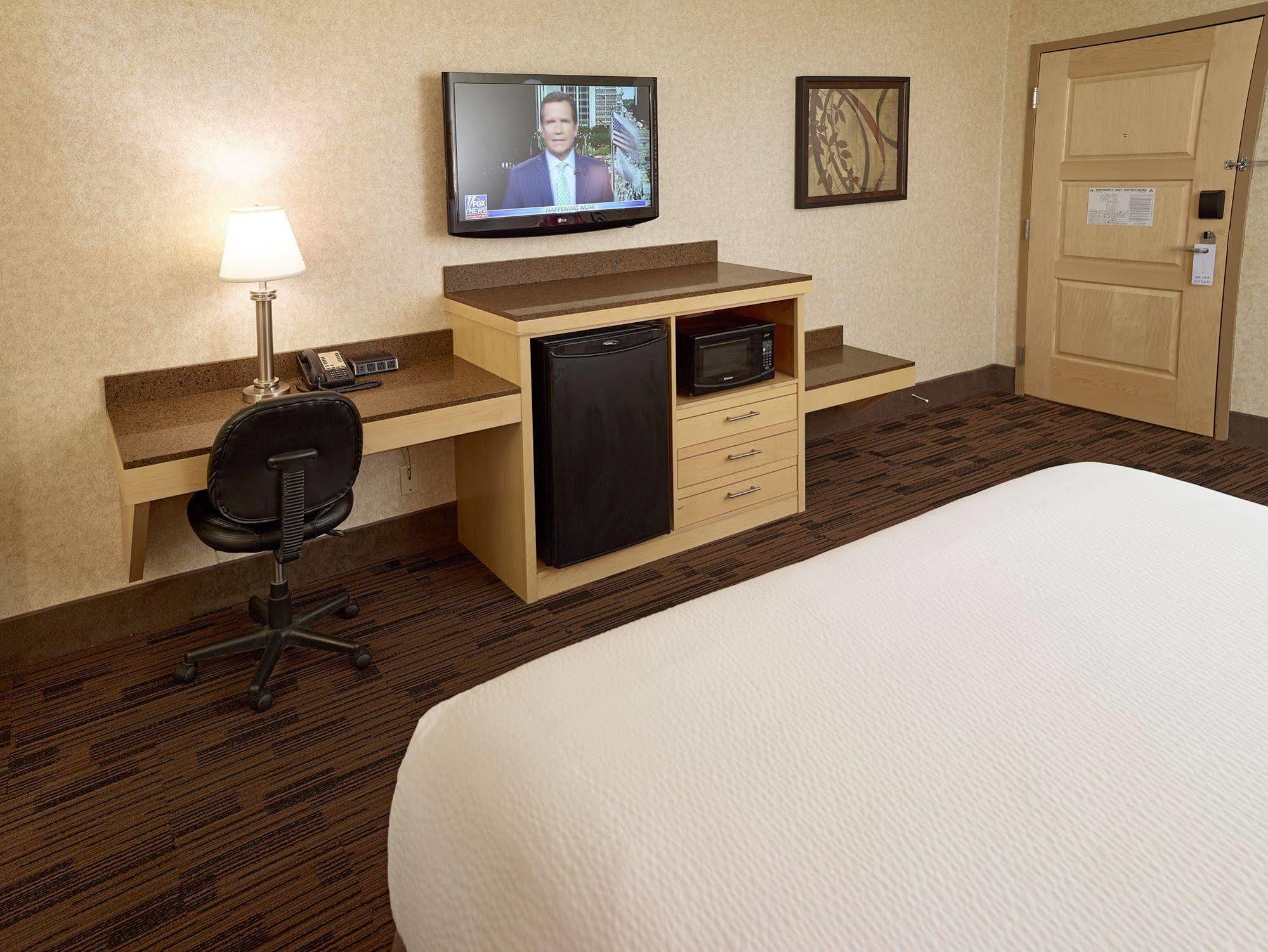 Livinn Hotel Minneapolis North / Fridley Bagian luar foto